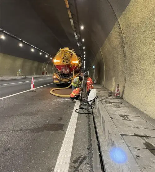 光坡镇隧道排水渠清淤